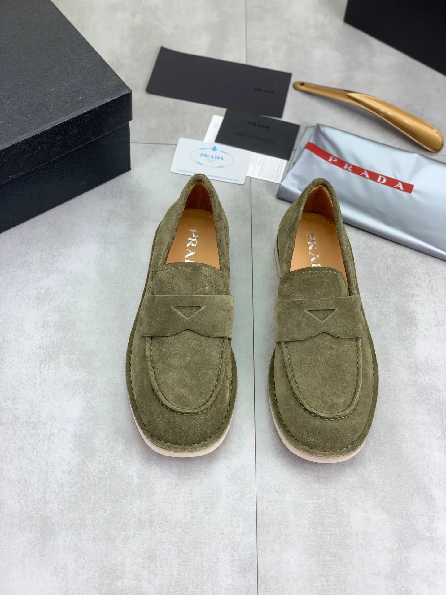 Factory price P740 💰Original quality, top version🔱 ＰＲＡＤＡPrada. Men's business casual leather shoes, top quality cow leather. 1:1 shipment ⬆️Luxurious and noble, all made of imported original first-layer fine suede cowhide, just to create a more comfortable wearing experience. Upper: original comfortable open-edge bead-rubbed calfskin ➕Top imported water-dyed full cow lining, original high-end lightweight and comfortable TPU combination bottom ✔️Code number: 39-44 (38 45 Can be customized)